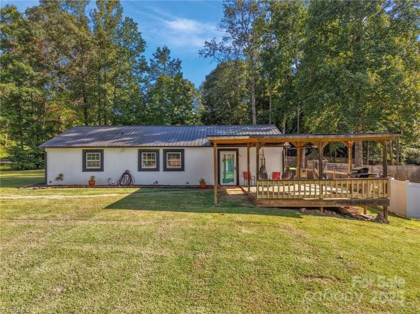 307 Pinehaven Drive, Lexington, NC 27292.  MLS# CAR4302117, YatesRealty ID 28787. 