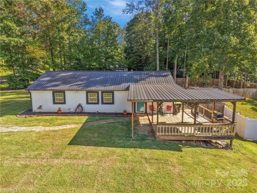 307 Pinehaven Drive, Lexington, NC 27292.  MLS# CAR4302117, YatesRealty ID 28787. 