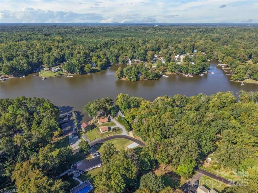 307 Pinehaven Drive, Lexington, NC 27292.  MLS# CAR4302117, YatesRealty ID 28787. 