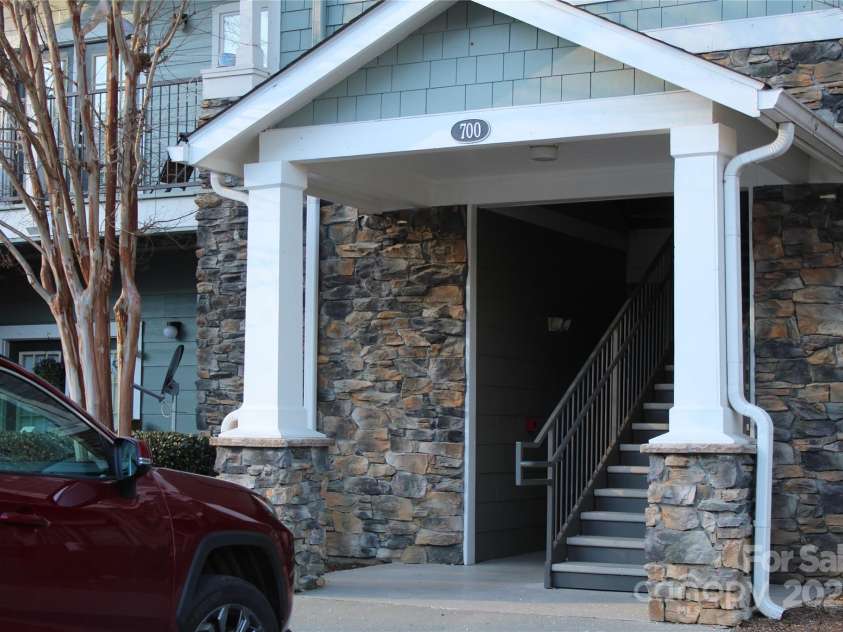 700 Vista Lake Drive, Candler, NC 28715.  MLS# CAR4215293, YatesRealty ID 2879. 