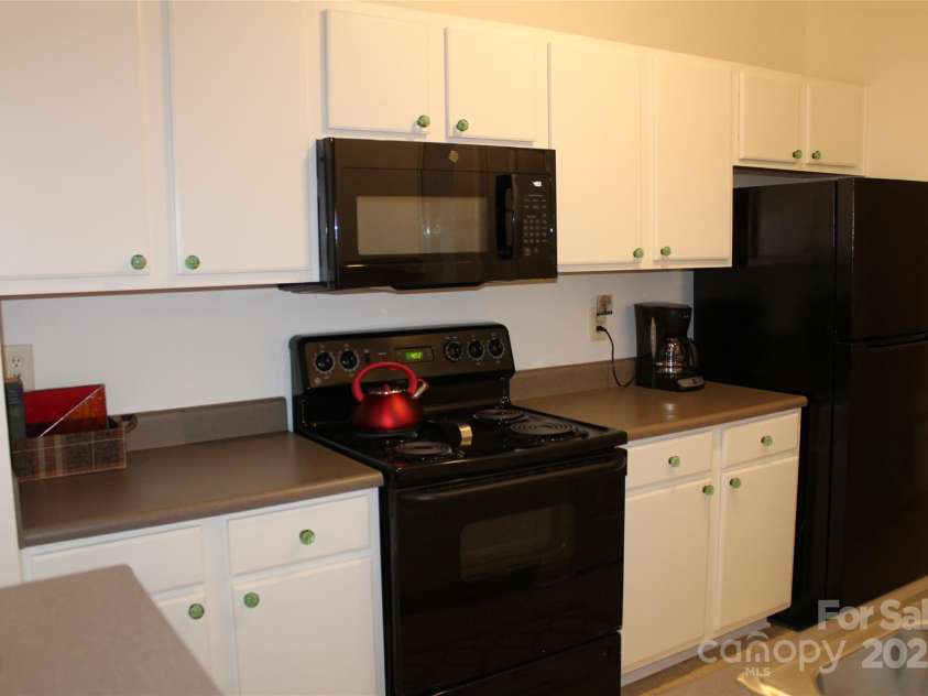 700 Vista Lake Drive, Candler, NC 28715.  MLS# CAR4215293, YatesRealty ID 2879. 