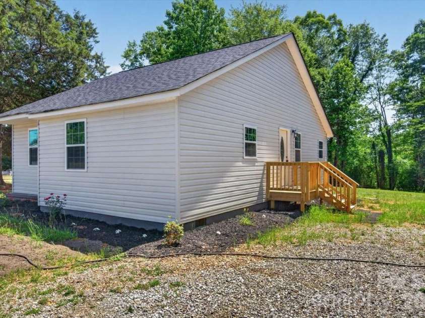 200 Eufola Road, Statesville, NC 28677.  MLS# CAR4376498, YatesRealty ID 28793. 