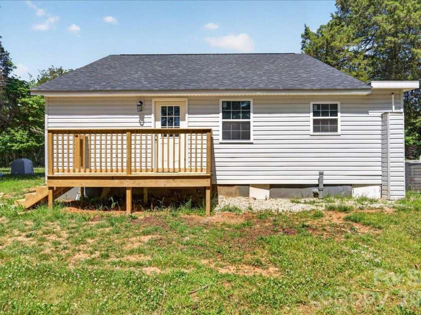 200 Eufola Road, Statesville, NC 28677.  MLS# CAR4376498, YatesRealty ID 28793. 