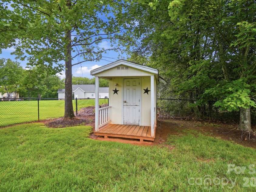 117 Heathrow Lane, Statesville, NC 28677.  MLS# CAR4389541, YatesRealty ID 28794. 