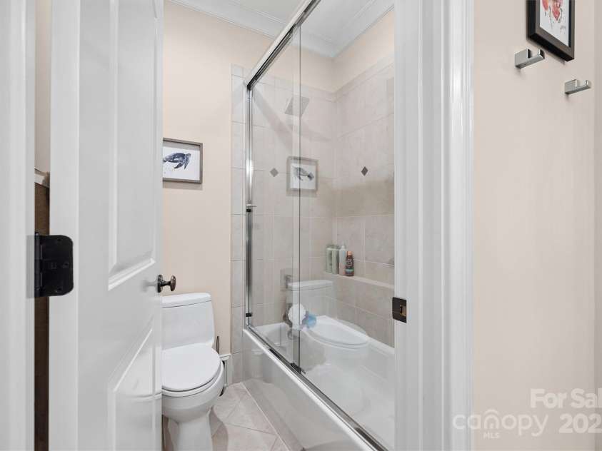 4550 Osprey Run Court, Denver, NC 28037.  MLS# CAR4278336, YatesRealty ID 28795. Glass Doors to Tub/Shower