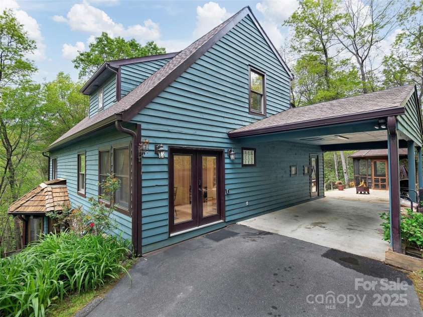 221 Holland Drive, Black Mountain, NC 28711.  MLS# CAR4253725, YatesRealty ID 28796. 