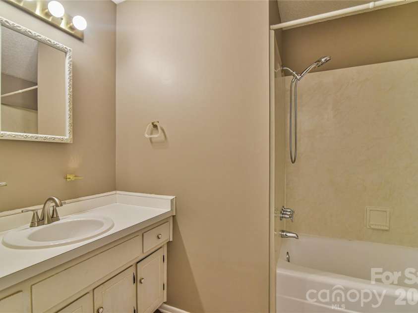 115 Wicklow Drive, Asheville, NC 28806.  MLS# CAR4389269, YatesRealty ID 28797. 2nd full bath on the main level.
