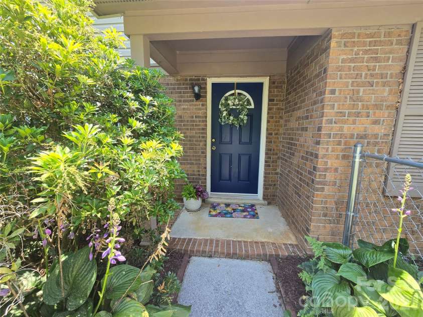 115 Wicklow Drive, Asheville, NC 28806.  MLS# CAR4389269, YatesRealty ID 28797. Easy entry with one step.