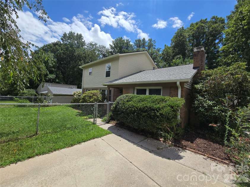 115 Wicklow Drive, Asheville, NC 28806.  MLS# CAR4389269, YatesRealty ID 28797. Fenced front yard.