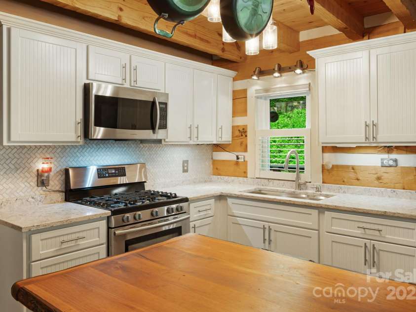 1980 Old Murray Road, Mars Hill, NC 28754.  MLS# CAR4271004, YatesRealty ID 28797. 