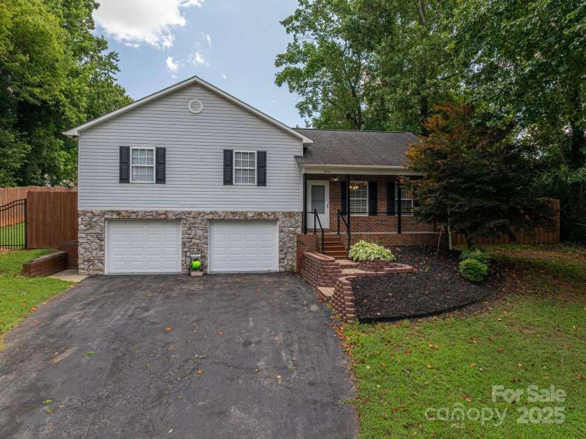 2414 22nd Street, Hickory, NC 28601.  MLS# CAR4283243, YatesRealty ID 28798. 