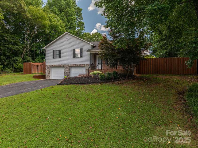 2414 22nd Street, Hickory, NC 28601.  MLS# CAR4283243, YatesRealty ID 28798. 