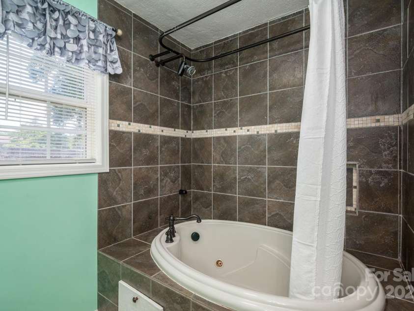 2414 22nd Street, Hickory, NC 28601.  MLS# CAR4283243, YatesRealty ID 28798. 