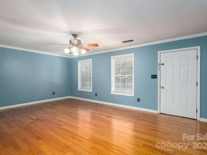 2414 22nd Street, Hickory, NC 28601.  MLS# CAR4283243, YatesRealty ID 28798. 