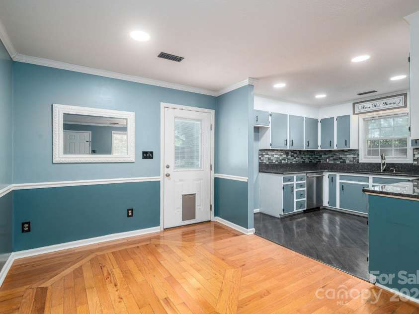 2414 22nd Street, Hickory, NC 28601.  MLS# CAR4283243, YatesRealty ID 28798. 