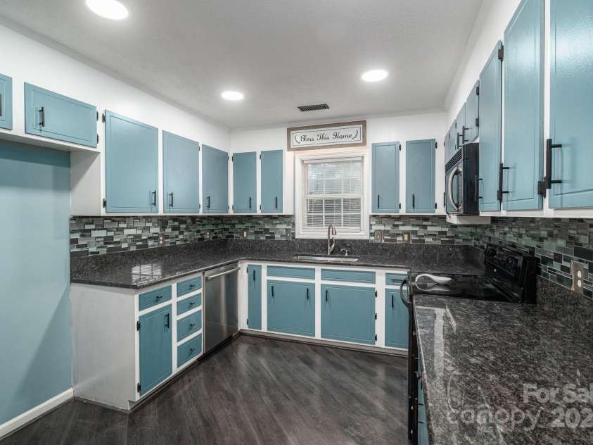 2414 22nd Street, Hickory, NC 28601.  MLS# CAR4283243, YatesRealty ID 28798. 