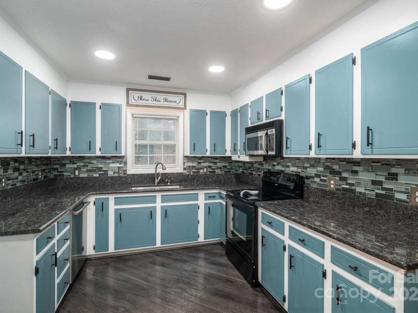 2414 22nd Street, Hickory, NC 28601.  MLS# CAR4283243, YatesRealty ID 28798. 