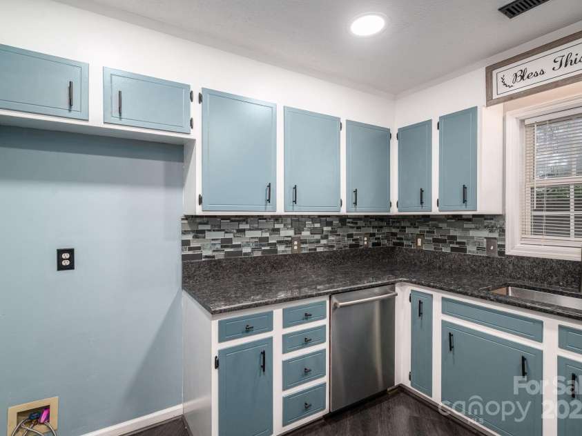 2414 22nd Street, Hickory, NC 28601.  MLS# CAR4283243, YatesRealty ID 28798. 