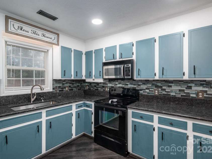 2414 22nd Street, Hickory, NC 28601.  MLS# CAR4283243, YatesRealty ID 28798. 