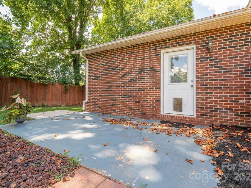 2414 22nd Street, Hickory, NC 28601.  MLS# CAR4283243, YatesRealty ID 28798. 