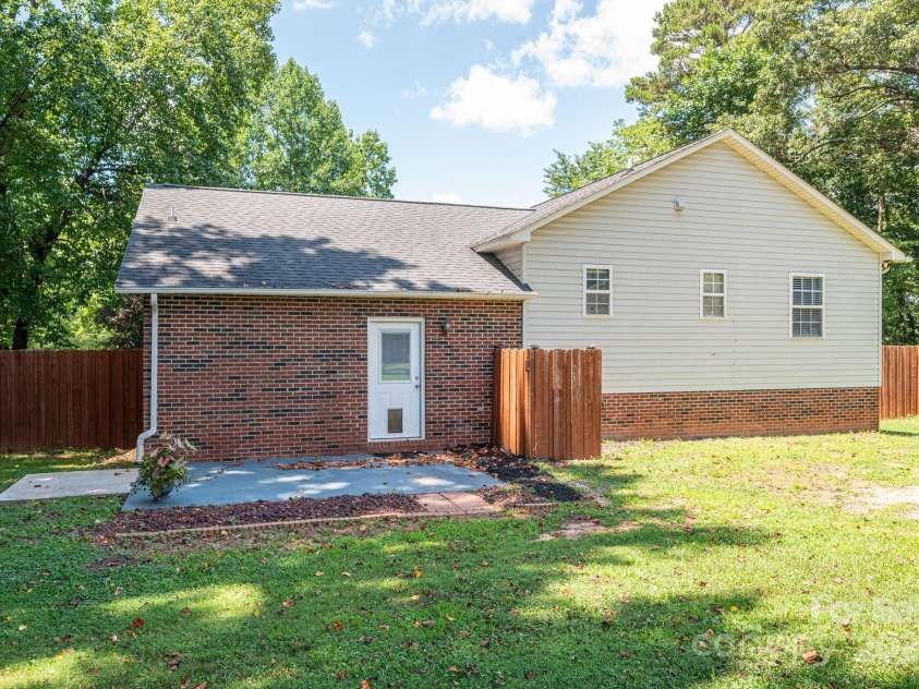 2414 22nd Street, Hickory, NC 28601.  MLS# CAR4283243, YatesRealty ID 28798. 