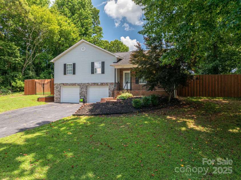2414 22nd Street, Hickory, NC 28601.  MLS# CAR4283243, YatesRealty ID 28798. 
