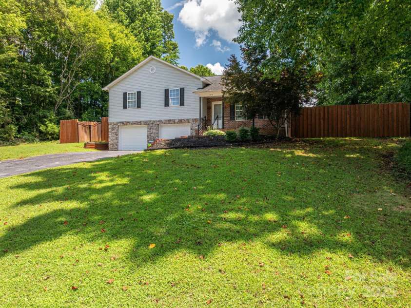 2414 22nd Street, Hickory, NC 28601.  MLS# CAR4283243, YatesRealty ID 28798. 