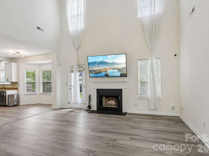 9621 Rothman Lane, Charlotte, NC 28215.  MLS# CAR4381784, YatesRealty ID 28799. 