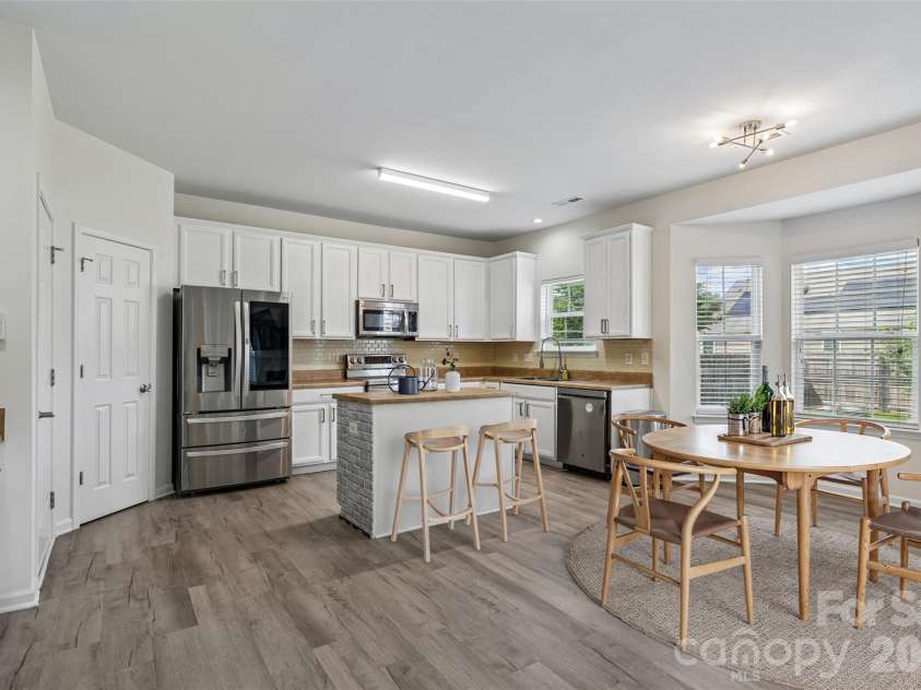 9621 Rothman Lane, Charlotte, NC 28215.  MLS# CAR4381784, YatesRealty ID 28799. 