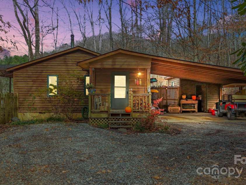 23 Hunting Lodge Drive, Black Mountain, NC 28711.  MLS# CAR4268243, YatesRealty ID 2880. 