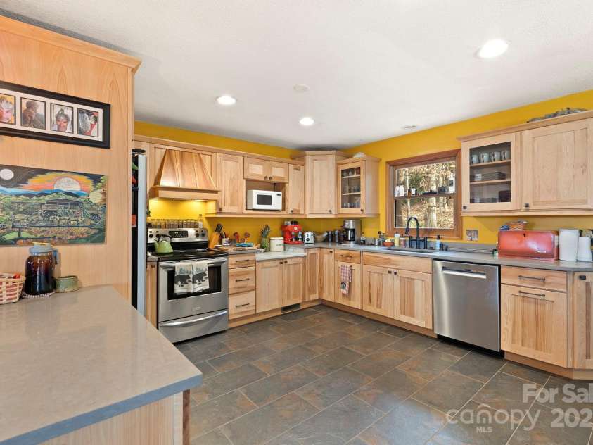 23 Hunting Lodge Drive, Black Mountain, NC 28711.  MLS# CAR4268243, YatesRealty ID 2880. 