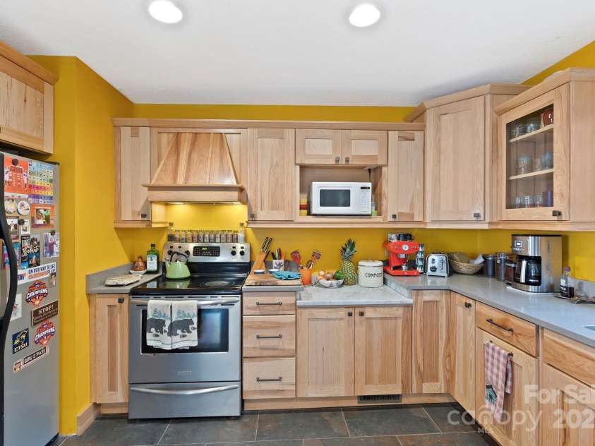 23 Hunting Lodge Drive, Black Mountain, NC 28711.  MLS# CAR4268243, YatesRealty ID 2880. 