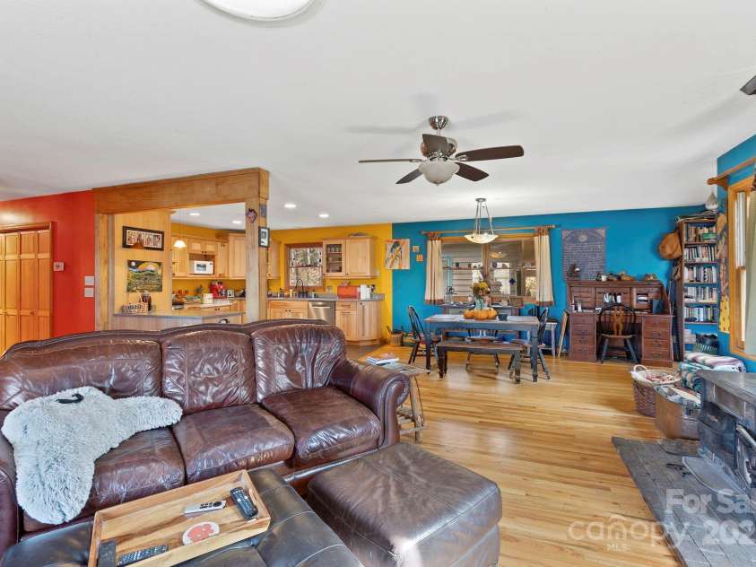 23 Hunting Lodge Drive, Black Mountain, NC 28711.  MLS# CAR4268243, YatesRealty ID 2880. 