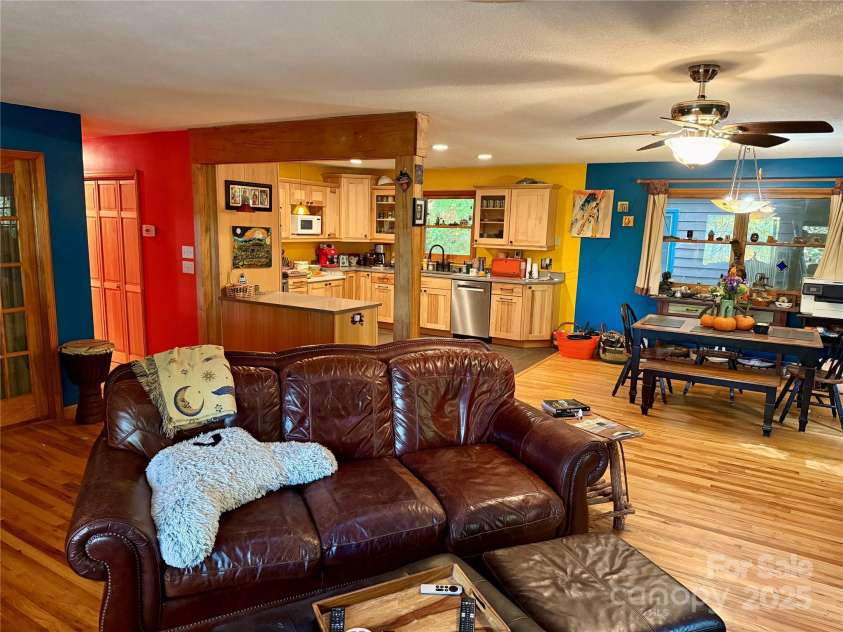 23 Hunting Lodge Drive, Black Mountain, NC 28711.  MLS# CAR4268243, YatesRealty ID 2880. 