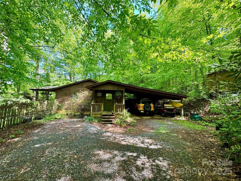 23 Hunting Lodge Drive, Black Mountain, NC 28711.  MLS# CAR4268243, YatesRealty ID 2880. 
