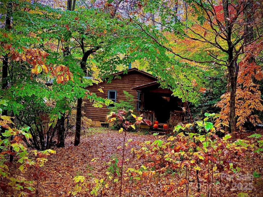 23 Hunting Lodge Drive, Black Mountain, NC 28711.  MLS# CAR4268243, YatesRealty ID 2880. 