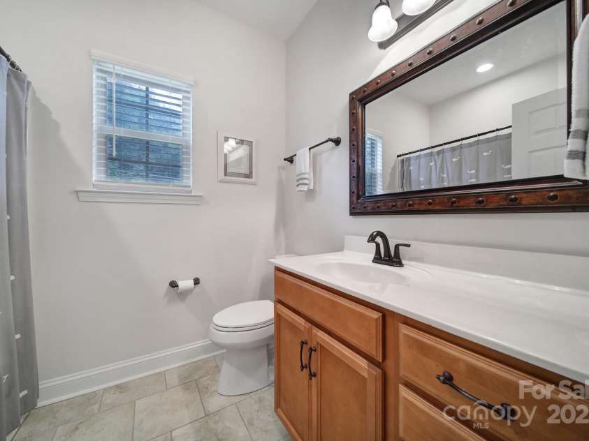910 Pine Knoll Road, Fort Mill, SC 29715.  MLS# CAR4287657, YatesRealty ID 2880. Full Guest Bath