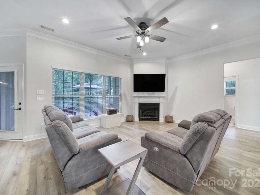 910 Pine Knoll Road, Fort Mill, SC 29715.  MLS# CAR4287657, YatesRealty ID 2880. Great Rm