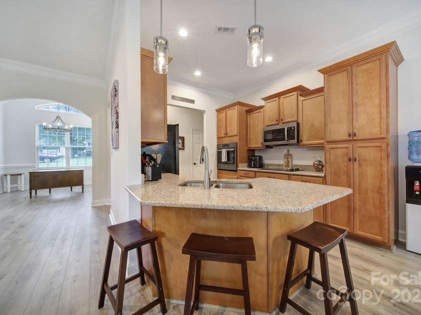 910 Pine Knoll Road, Fort Mill, SC 29715.  MLS# CAR4287657, YatesRealty ID 2880. Kitchen