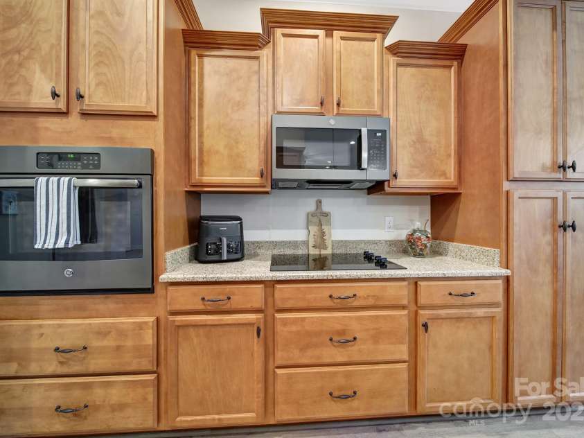 910 Pine Knoll Road, Fort Mill, SC 29715.  MLS# CAR4287657, YatesRealty ID 2880. Kitchen