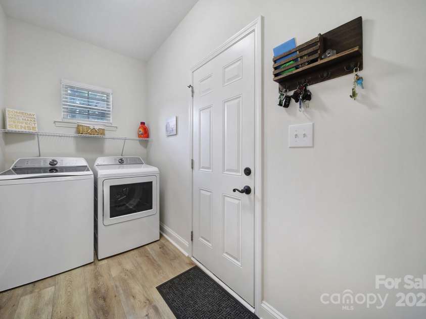 910 Pine Knoll Road, Fort Mill, SC 29715.  MLS# CAR4287657, YatesRealty ID 2880. Laundry Rm