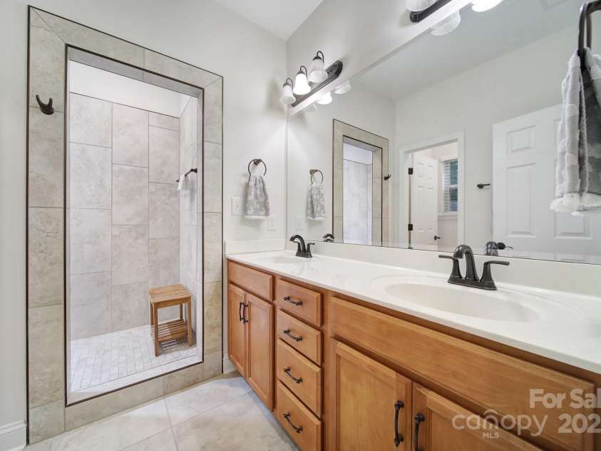 910 Pine Knoll Road, Fort Mill, SC 29715.  MLS# CAR4287657, YatesRealty ID 2880. Primary Suite