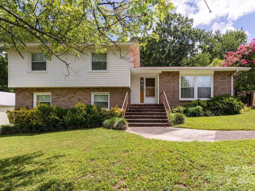 1533 Bonnie Lane, Charlotte, NC 28213.  MLS# CAR4281724, YatesRealty ID 28801. 