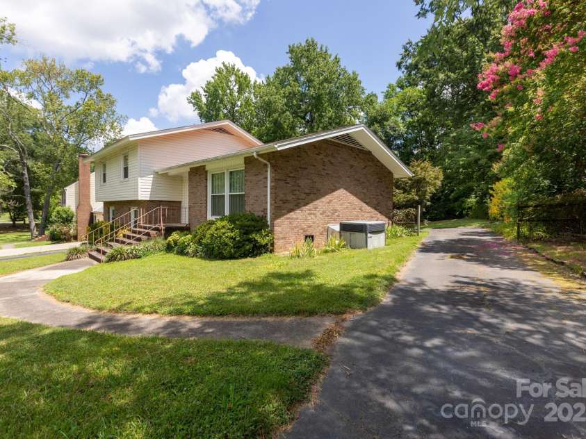 1533 Bonnie Lane, Charlotte, NC 28213.  MLS# CAR4281724, YatesRealty ID 28801. 