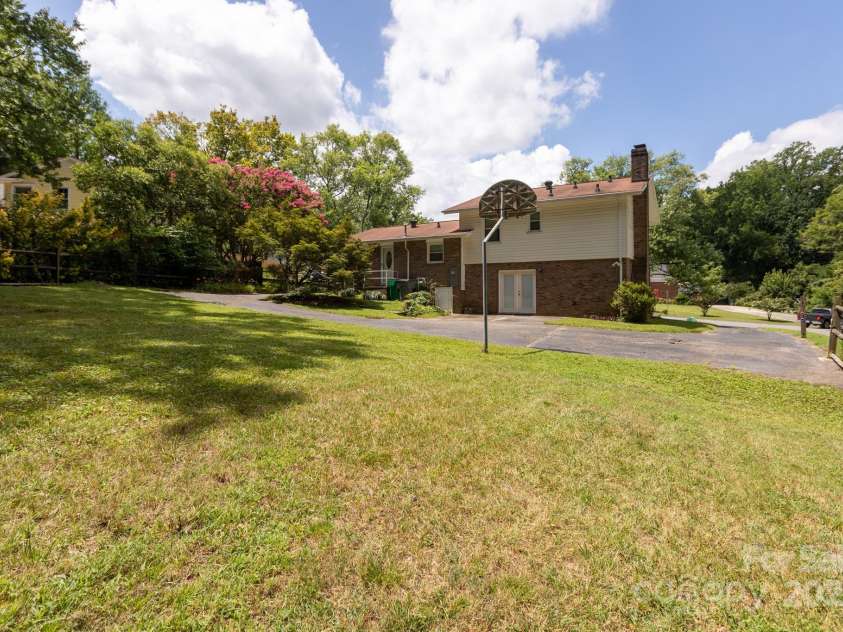 1533 Bonnie Lane, Charlotte, NC 28213.  MLS# CAR4281724, YatesRealty ID 28801. 