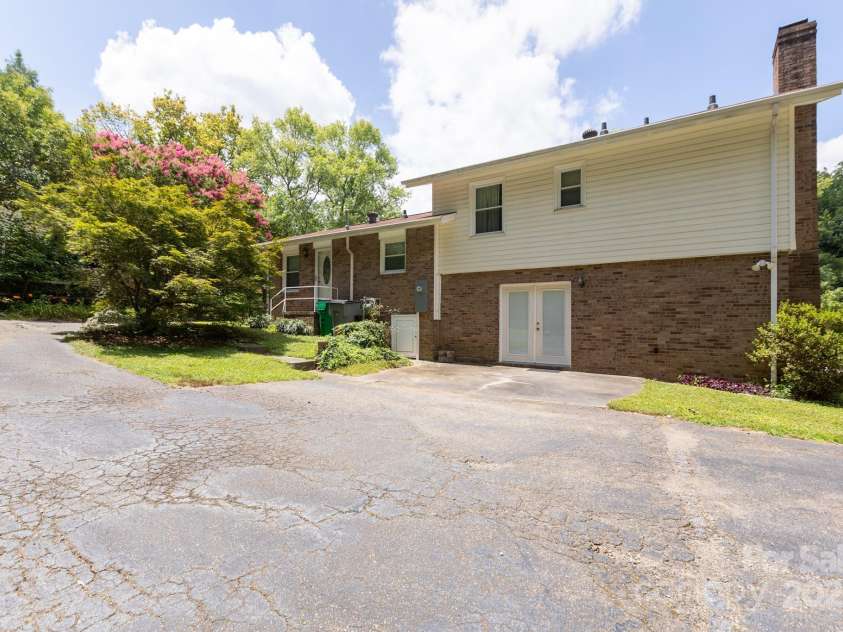 1533 Bonnie Lane, Charlotte, NC 28213.  MLS# CAR4281724, YatesRealty ID 28801. 