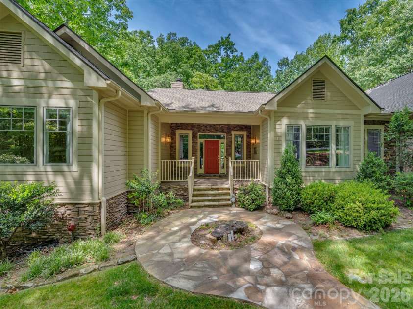 110 Little Cherokee Ridge, Hendersonville, NC 28739.  MLS# CAR4384204, YatesRealty ID 28805. 