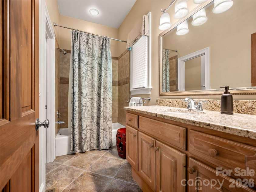 110 Little Cherokee Ridge, Hendersonville, NC 28739.  MLS# CAR4384204, YatesRealty ID 28805. 