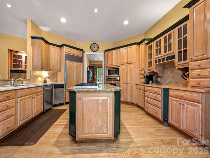 110 Little Cherokee Ridge, Hendersonville, NC 28739.  MLS# CAR4384204, YatesRealty ID 28805. 