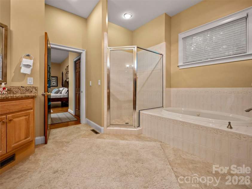 110 Little Cherokee Ridge, Hendersonville, NC 28739.  MLS# CAR4384204, YatesRealty ID 28805. 
